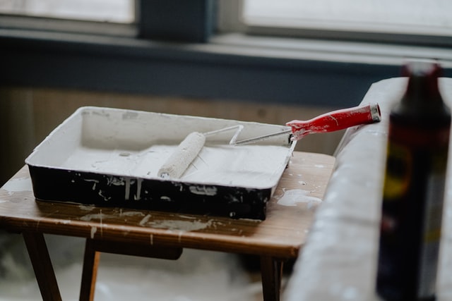 Rouleau dans peinture blanche